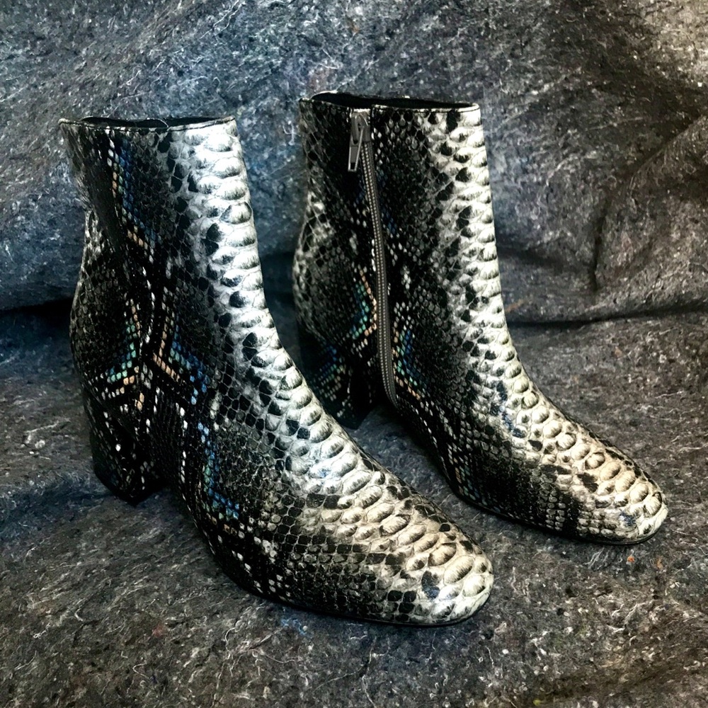 Chinese Laundry Snakeskin Ankle Boots Block Heel Davinna Bootie Women's 7 New